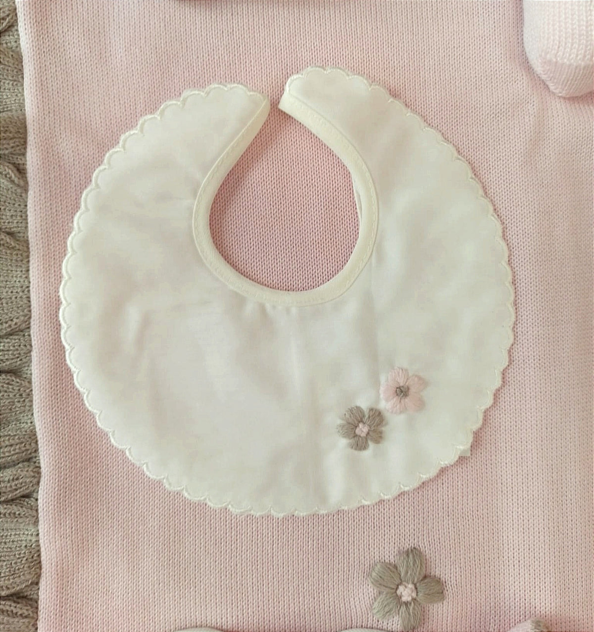 Bavetta neonata bianca torroncino rosa fiori
