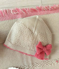 Cappellino lana beige rosa antico frange